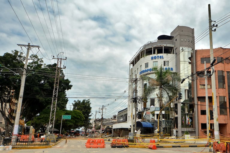 El hotel Metropolis Plaza presentó daños graves por el terremoto del pasado 10 de agosto en Cali.