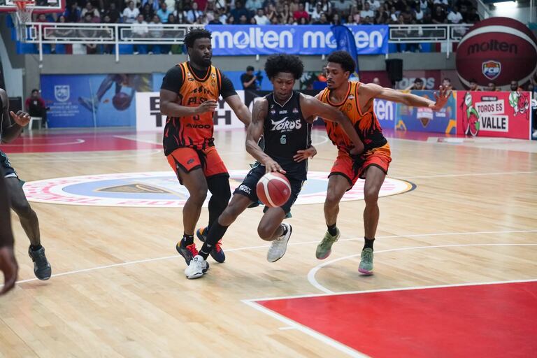 Imagen del segundo partido de la final de la Liga de Baloncesto entre Toros del Valle y Paisas.