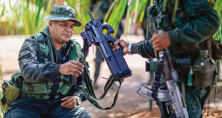 Calarcá arremetió contra Gustavo Petro y el expresidente Juan Manuel Santos, a quien señaló de mentirle al mundo cuando dijo que las Farc habían desaparecido.