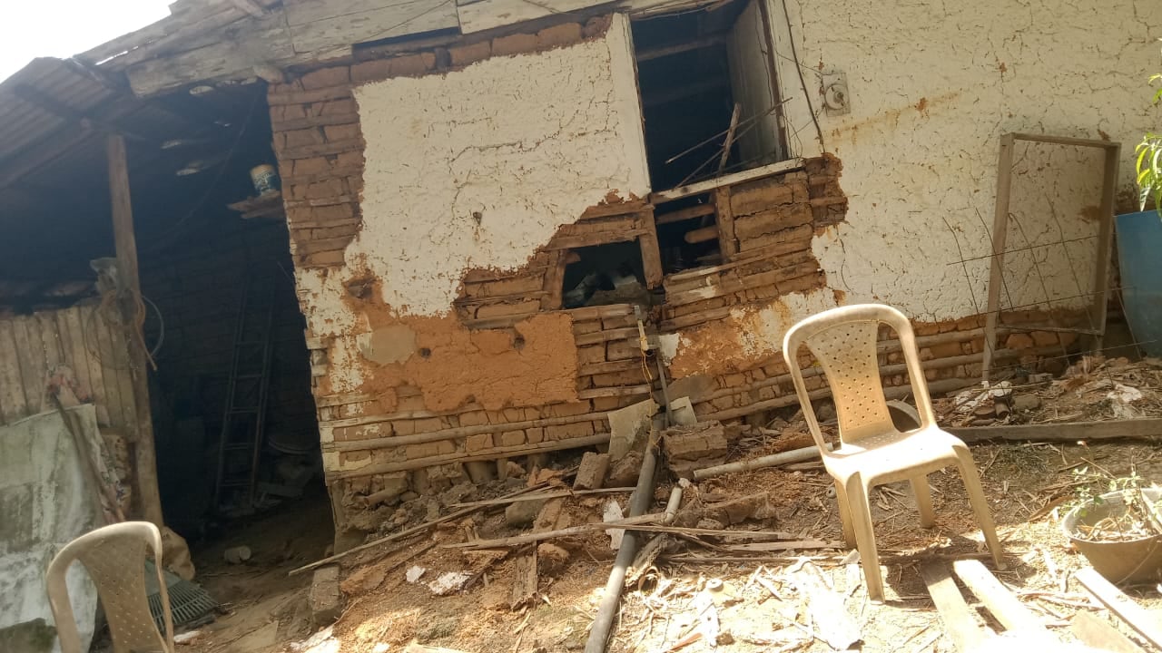 La vivienda de John Edwin, en el sector de La Buitrera, quedó inhabitable después del terremoto que sacudió a Cali el pasado lunes.