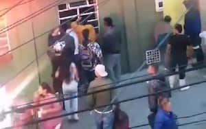 El hombre, al parecer bajo efectos de sustancias alucinógenas, acabó con la vida de sus hijos, mientras la comunidad intentaba sacarlo de la vivienda para lincharlo.