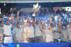 Los jugadores de la Comuna 13 celebran con el trofeo tras consagrarse campeones en el estadio Pascual Guerrero.
