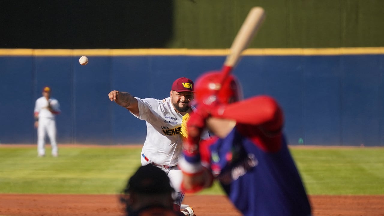 El lanzador abridor de los Cardenales de Lara de Venezuela, Max Castillo, lanza en la primera entrada del partido semifinal del torneo de béisbol de la Serie del Caribe entre la República Dominicana y Venezuela en el Estadio El Nido De Los Águilas en Mexicali, Baja California, México, el 5 de febrero de 2025. (Foto de José SÁNCHEZ / AFP)