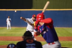 El lanzador abridor de los Cardenales de Lara de Venezuela, Max Castillo, lanza en la primera entrada del partido semifinal del torneo de béisbol de la Serie del Caribe entre la República Dominicana y Venezuela en el Estadio El Nido De Los Águilas en Mexicali, Baja California, México, el 5 de febrero de 2025. (Foto de José SÁNCHEZ / AFP)