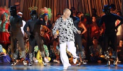 "Un día voy a presentar mi obra El Fantasma de la Salsa, en el Teatro Municipal, me llevo mis zapatos pintados de verde neón, faltando poco para salir, me los mido y no me entran, pinté las medias y bailé, y nadie se da cuenta de que no tengo zapatos”: Carlos Paz.