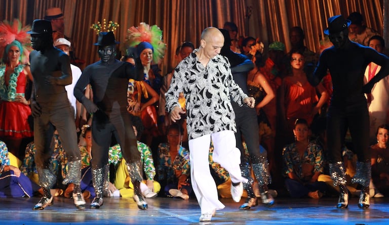 "Un día voy a presentar mi obra El Fantasma de la Salsa, en el Teatro Municipal, me llevo mis zapatos pintados de verde neón, faltando poco para salir, me los mido y no me entran, pinté las medias y bailé, y nadie se da cuenta de que no tengo zapatos”: Carlos Paz.