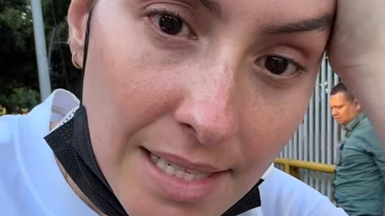 La mujer ha estado en la Plazoleta Jairo Varela para ayudar en la recolección de los insumos.