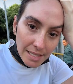 La mujer ha estado en la Plazoleta Jairo Varela para ayudar en la recolección de los insumos.