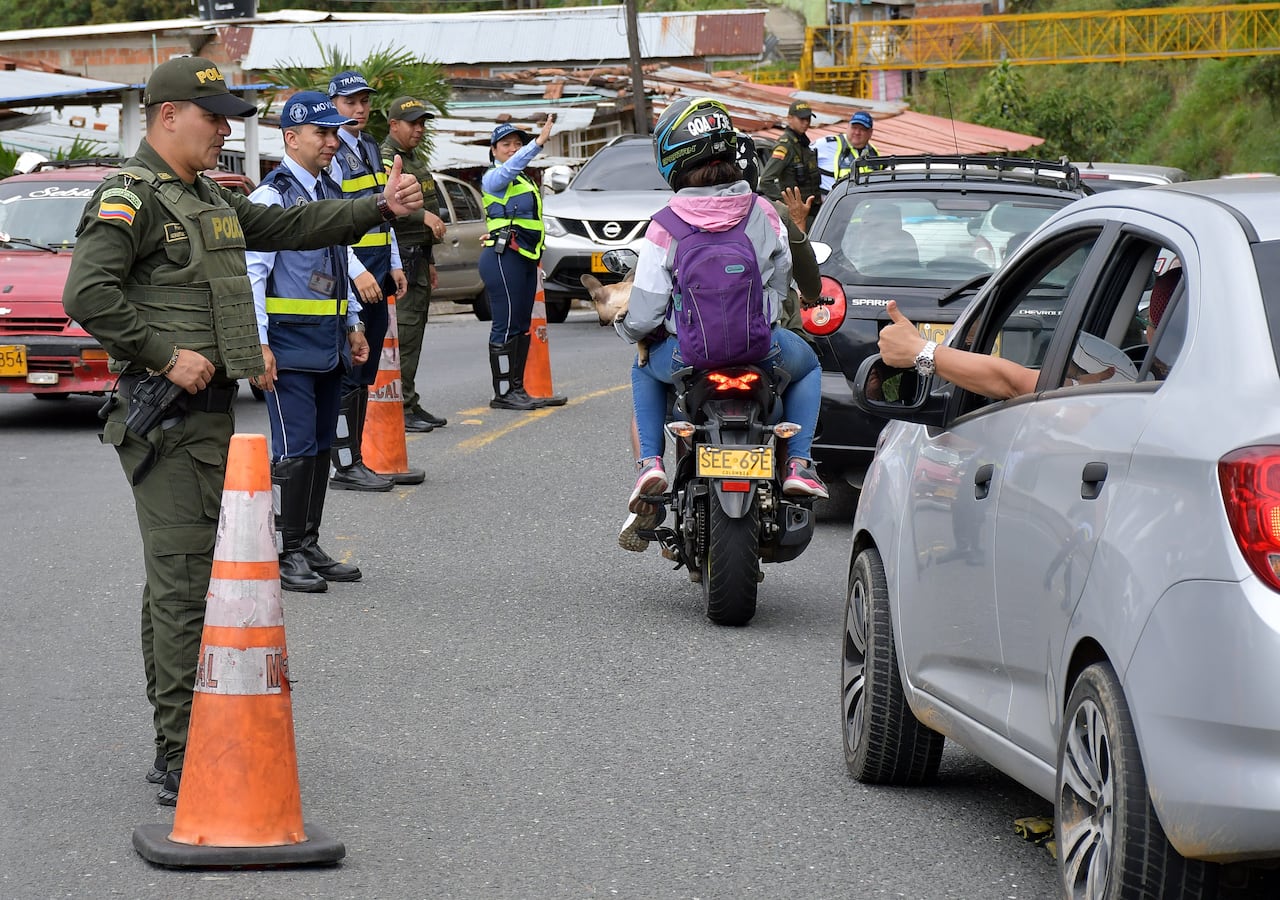 Este lunes termina el puente festivo de julio y con él, el viaje de miles de vallecaucanos que dejaron sus hogares desde el viernes o sábado para pasar un fin de semana divertido y de distracción de las dinámicas regulares de la semana. Las autoridades de tránsito, tanto departamentales como distritales en Cali, anunciaron un robusto operativo para permitir que todo fluya con tranquilidad. Fotos Raúl Palacios / El Pais / 3 de Julio del 2023 Cali.