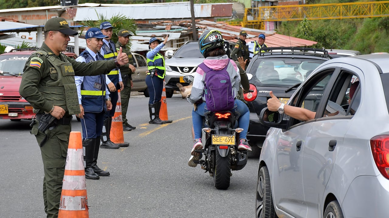 Este lunes termina el puente festivo de julio y con él, el viaje de miles de vallecaucanos que dejaron sus hogares desde el viernes o sábado para pasar un fin de semana divertido y de distracción de las dinámicas regulares de la semana. Las autoridades de tránsito, tanto departamentales como distritales en Cali, anunciaron un robusto operativo para permitir que todo fluya con tranquilidad. Fotos Raúl Palacios / El Pais / 3 de Julio del 2023 Cali.