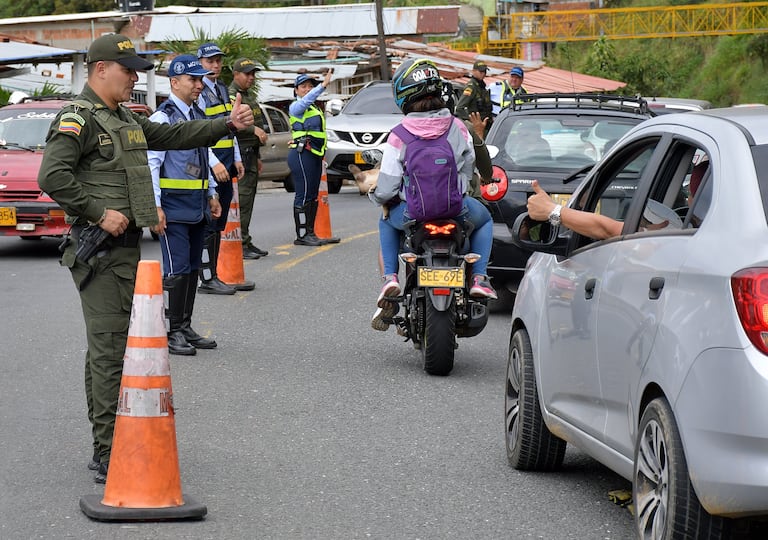 Este lunes termina el puente festivo de julio y con él, el viaje de miles de vallecaucanos que dejaron sus hogares desde el viernes o sábado para pasar un fin de semana divertido y de distracción de las dinámicas regulares de la semana. Las autoridades de tránsito, tanto departamentales como distritales en Cali, anunciaron un robusto operativo para permitir que todo fluya con tranquilidad. Fotos Raúl Palacios / El Pais / 3 de Julio del 2023 Cali.