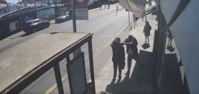 El ataque afectó a dos personas. Fueron trasladadas a un centro médico.