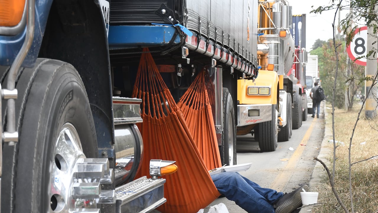 Paro camionero en los diferentes ingresos a Cali.( Puente del Comercio, Juanchito y Céncar.)fotos José Guzmán)