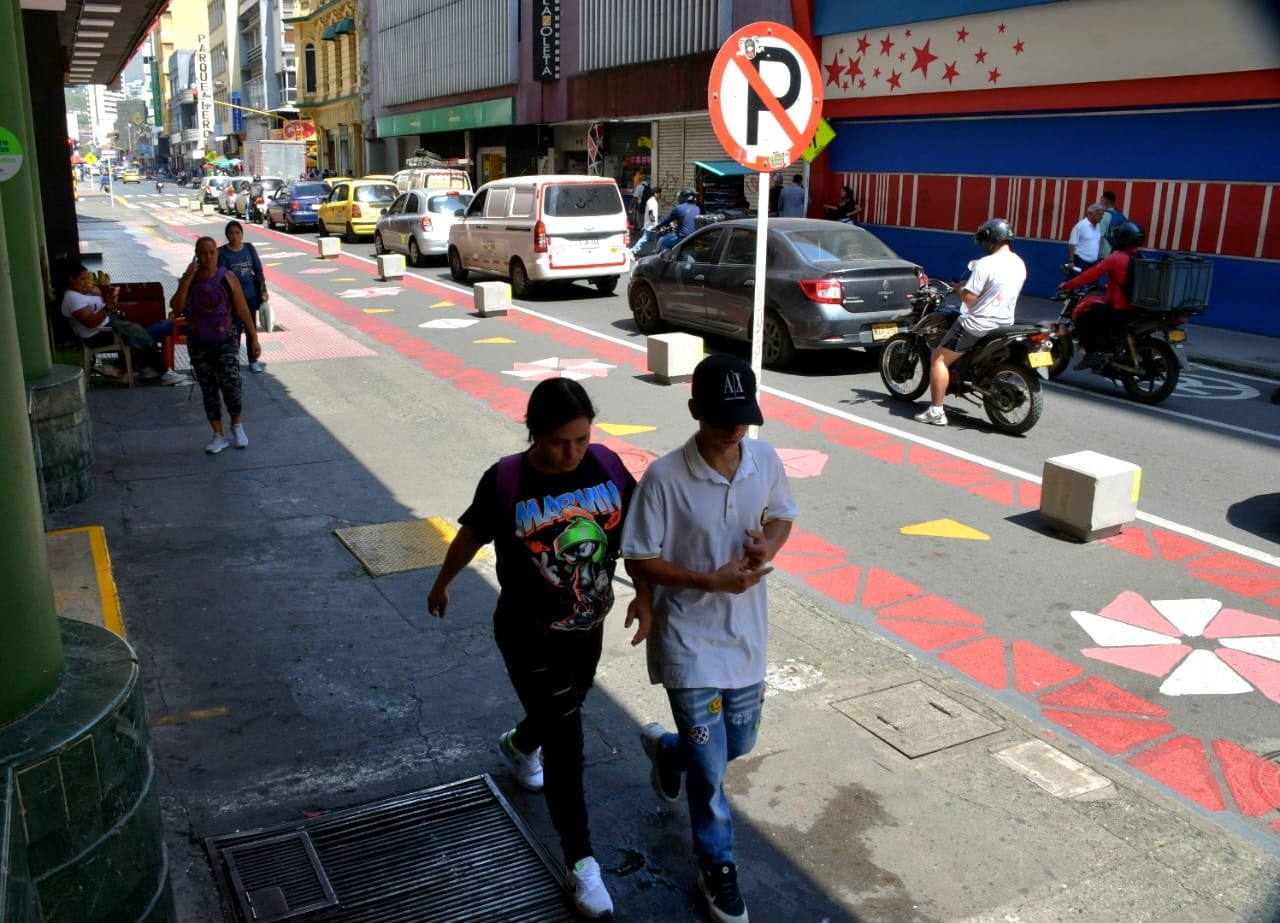 A pesar de que desde el lunes pasado se habilitó el tránsito de peatones por las carreras 4 y 5, entre calles 13 y 10, durante el día son pocas las personas que están utilizando estos espacios para caminar. Eso sí, los ciclistas sí lo están aprovechando al máximo.