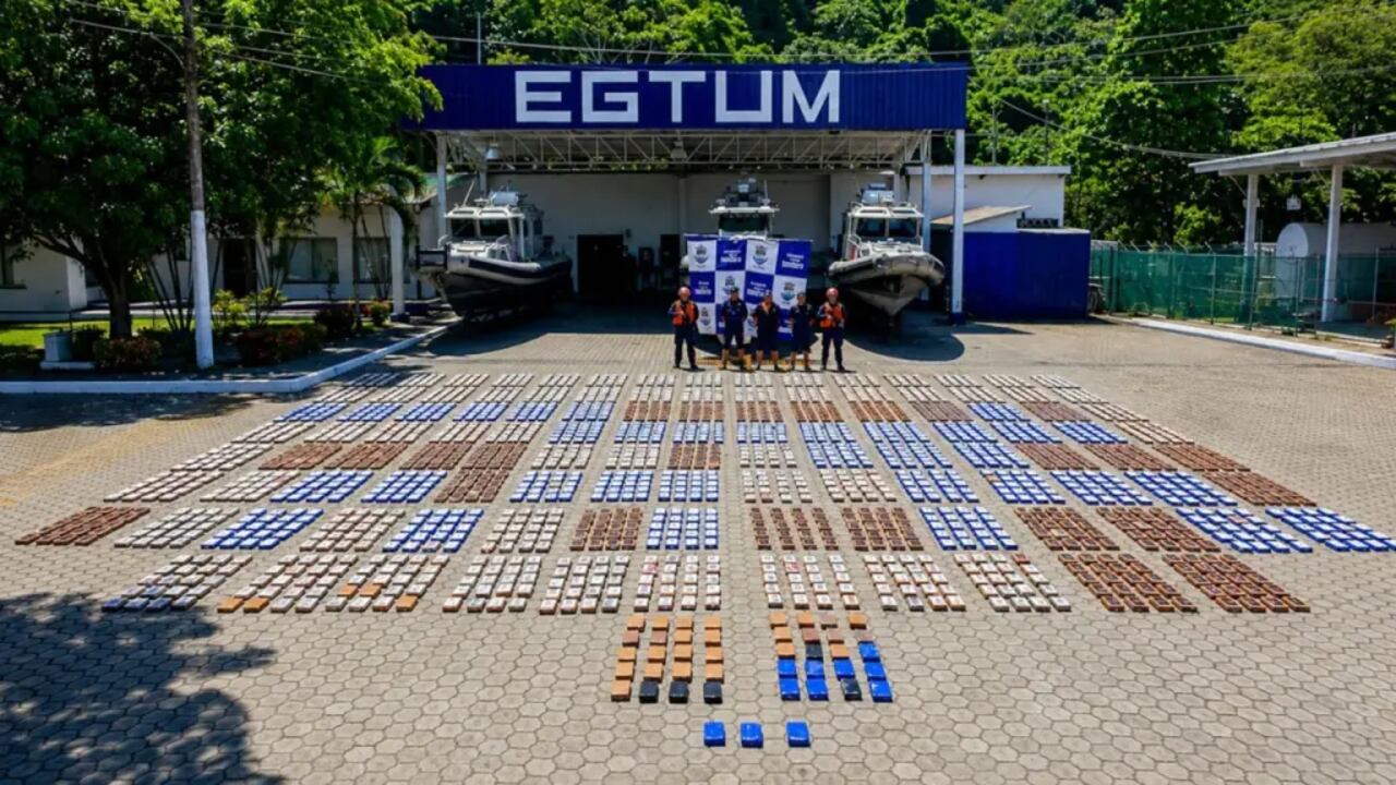 La operación, apoyada por inteligencia naval y la Fuerza de Tarea Conjunta Interagencial del Comando Sur de EE.UU., permitió capturar a tres ciudadanos colombianos implicados en el transporte ilegal.