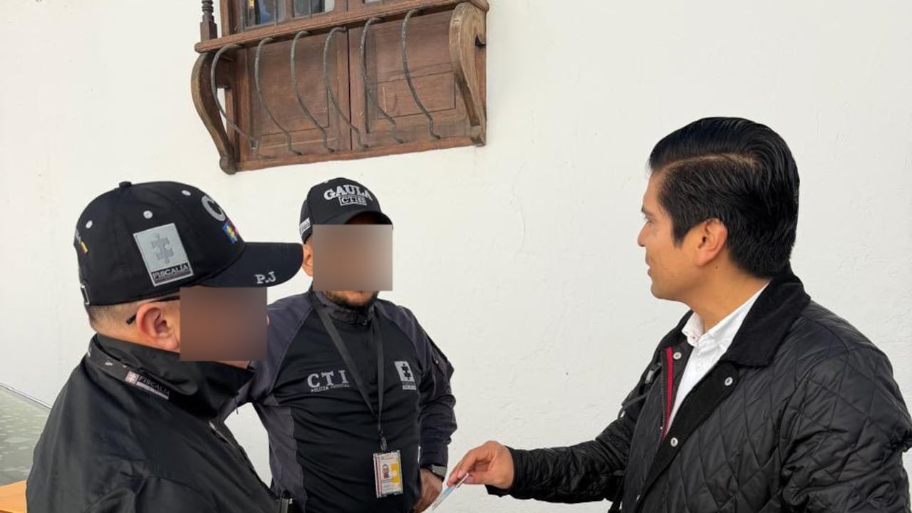 Agentes del CTI interceptaron al mandatario Víctor Alfonso Gamboa cuando descendía de la camioneta oficial.