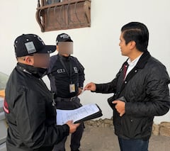 Agentes del CTI interceptaron al mandatario Víctor Alfonso Gamboa cuando descendía de la camioneta oficial.