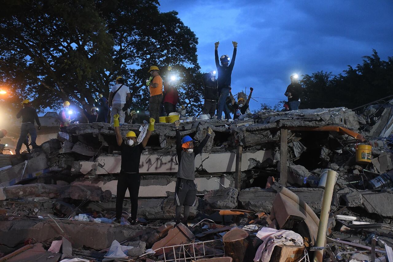 Cali: Luego de 72 horas del terremoto que afectó a la ciudad, el grupo de rescatistas y voluntarios continúa en su ardua labor durante día y noche, jornadas interminables con héroes invisibles que lo dan todo por rescatar con vida a los sobrevivientes