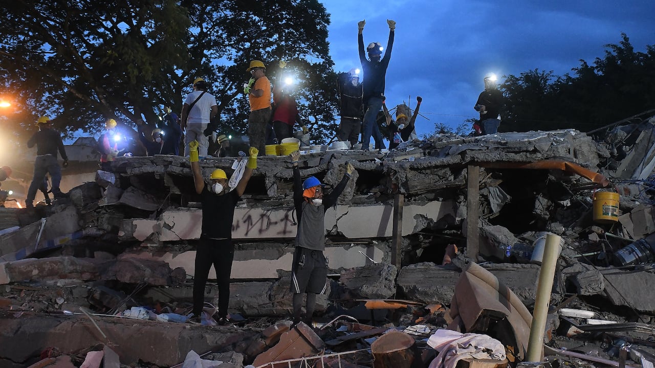 Cali: Luego de 72 horas del terremoto que afectó a la ciudad, el grupo de rescatistas y voluntarios continúa en su ardua labor durante día y noche, jornadas interminables con héroes invisibles que lo dan todo por rescatar con vida a los sobrevivientes