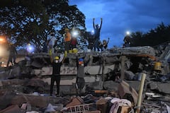 Cali: Luego de 72 horas del terremoto que afectó a la ciudad, el grupo de rescatistas y voluntarios continúa en su ardua labor durante día y noche, jornadas interminables con héroes invisibles que lo dan todo por rescatar con vida a los sobrevivientes
