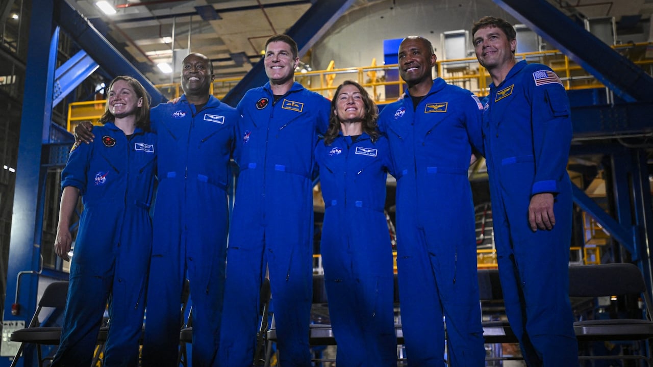 (De izquierda a derecha) La astronauta de la Agencia Espacial Canadiense y miembro de la tripulación de reserva de la misión Artemis II de la NASA, Jenni Gibbons; el astronauta de la NASA y miembro de la tripulación de reserva de la misión Artemis II, Andre Douglas; el astronauta de la Agencia Espacial Canadiense y especialista de la misión Artemis II de la NASA, Jeremy Hansen; la astronauta de la NASA y especialista de la misión Artemis II, Christina Koch; el astronauta de la NASA y piloto de la misión Artemis II, Victor Glover; y el astronauta de la NASA y comandante de la misión Artemis II, Reid Wiseman.