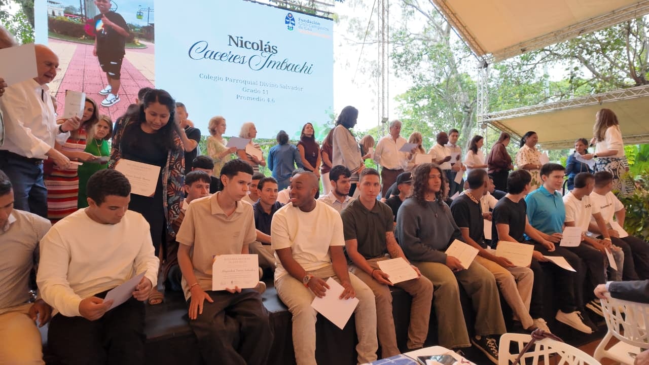 Estudiantes de colegios y universidades fueron homenajeados por alcanzar promedios académicos superiores a 4.0 en el Desayuno de Mejores Estudiantes.