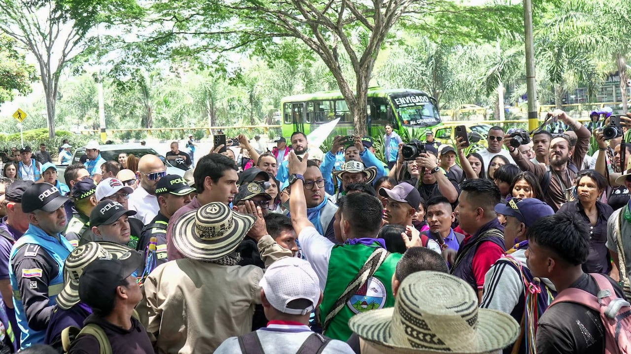 Indígenas fueron confrontados por políticos locales a su llegada a Medellín, donde bloquearon algunas vías en inmediaciones a la Alpujarra.