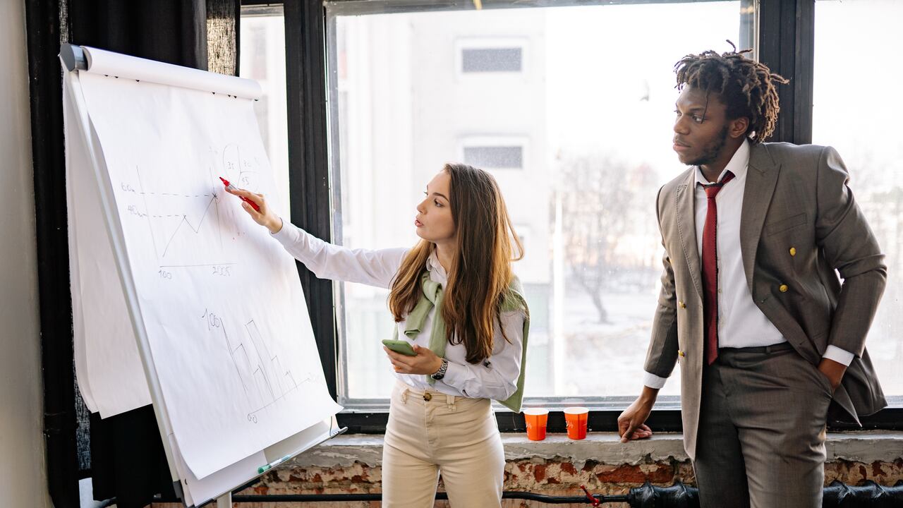 Un administrador de empresas debe conocer aspectos legales empresariales, tener experiencia en el manejo de personas y conocer los mercados actuales para darle un direccionamiento a la organización.