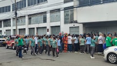 La situación lleva varias horas. Trabajadores de empresas cercanas al epicentro de los hechos siguen en las calles, esperando poder retomar sus labores.