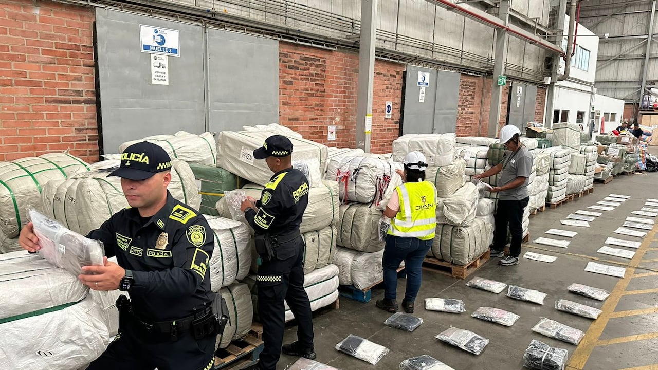 Entre la mercancía de contrabando, se incautaron confecciones, marroquinería y calzado.