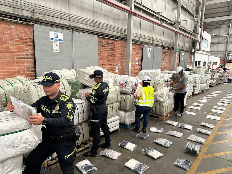 Entre la mercancía de contrabando, se incautaron confecciones, marroquinería y calzado.