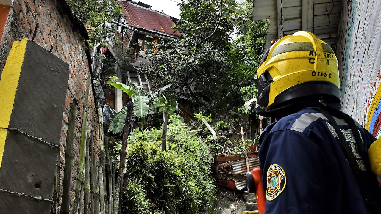 Emergencia en Siloé por el colapso de una casa tras deslizamiento de tierra, En la mañana de este viernes 14 de febrero se presentó una grave emergencia en la Carrera 40C Oeste # 5-88 del barrio Siloé, en donde un deslizamiento de tierra generó el colapso de una de las viviendas de la zona. Fotos Raúl Palacios / El Pais.