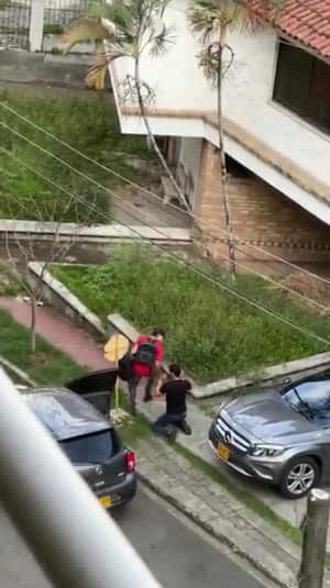 El hombre fue obligado a arrodillarse por parte del ladrón, quien además ingresó al vehículo de la víctima para poder hurtar los elementos que estaban en el interior.