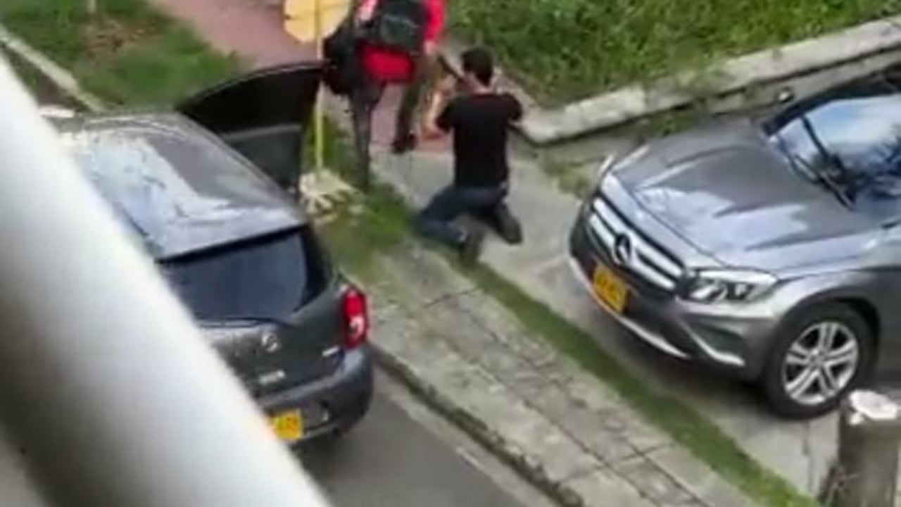 El hombre fue obligado a arrodillarse por parte del ladrón, quien además ingresó al vehículo de la víctima para poder hurtar los elementos que estaban en el interior.