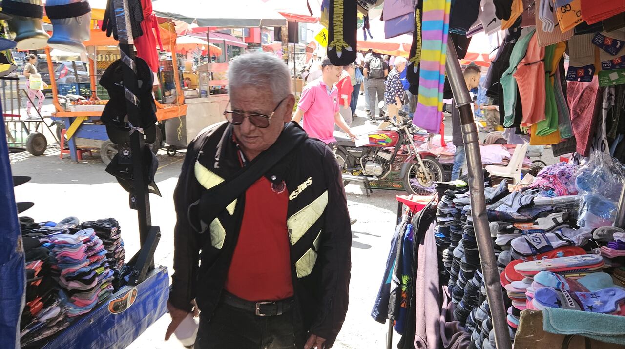 Así lucen algunos corredores para peatones en el centro. Las ventas ambulantes ocupan gran parte de este espacio.