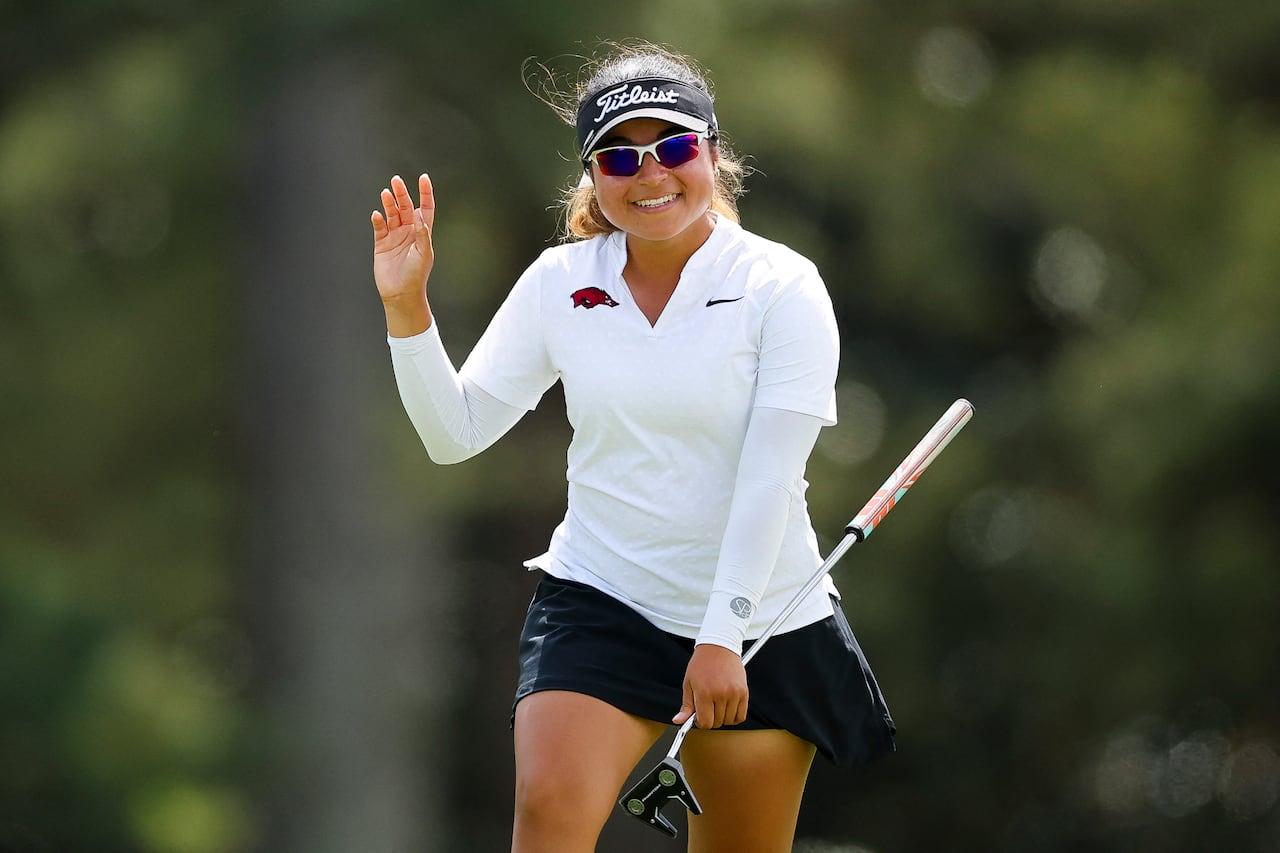María José Marín de Colombia saluda al público mientras camina por el green del hoyo 18 durante la tercera ronda del Augusta National Women's Amateur en el Augusta National Golf Club el 4 de abril de 2026 en Augusta, Georgia.