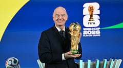 El presidente de la FIFA, Gianni Infantino, posa con el trofeo de la Copa Mundial de la FIFA 2026 tras el sorteo del repechaje europeo de la Copa Mundial de la FIFA 2026 en la sede del fútbol de la FIFA en Zúrich el 20 de noviembre de 2025. (Foto de Fabrice COFFRINI / AFP)