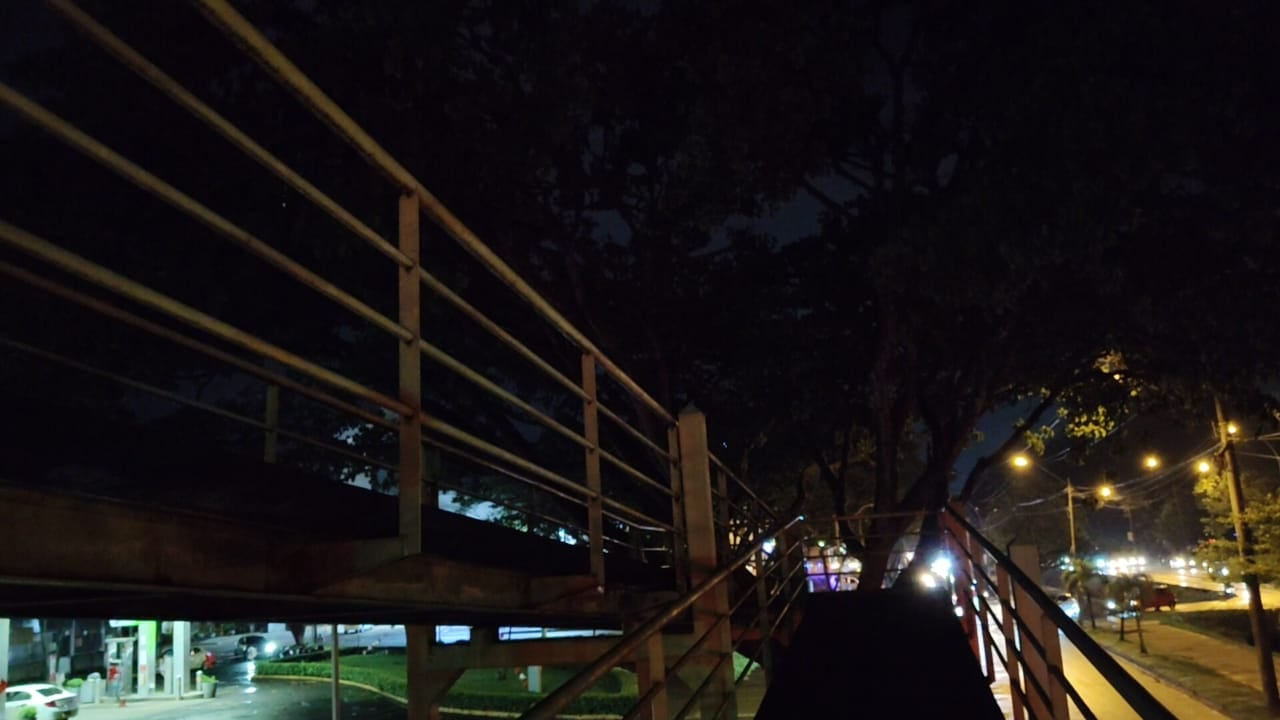 Ciudadanos del sur de Cali denuncian que la poca iluminación en el puente peatonal de la Calle 25 aumenta la sensación de inseguridad durante las noches.