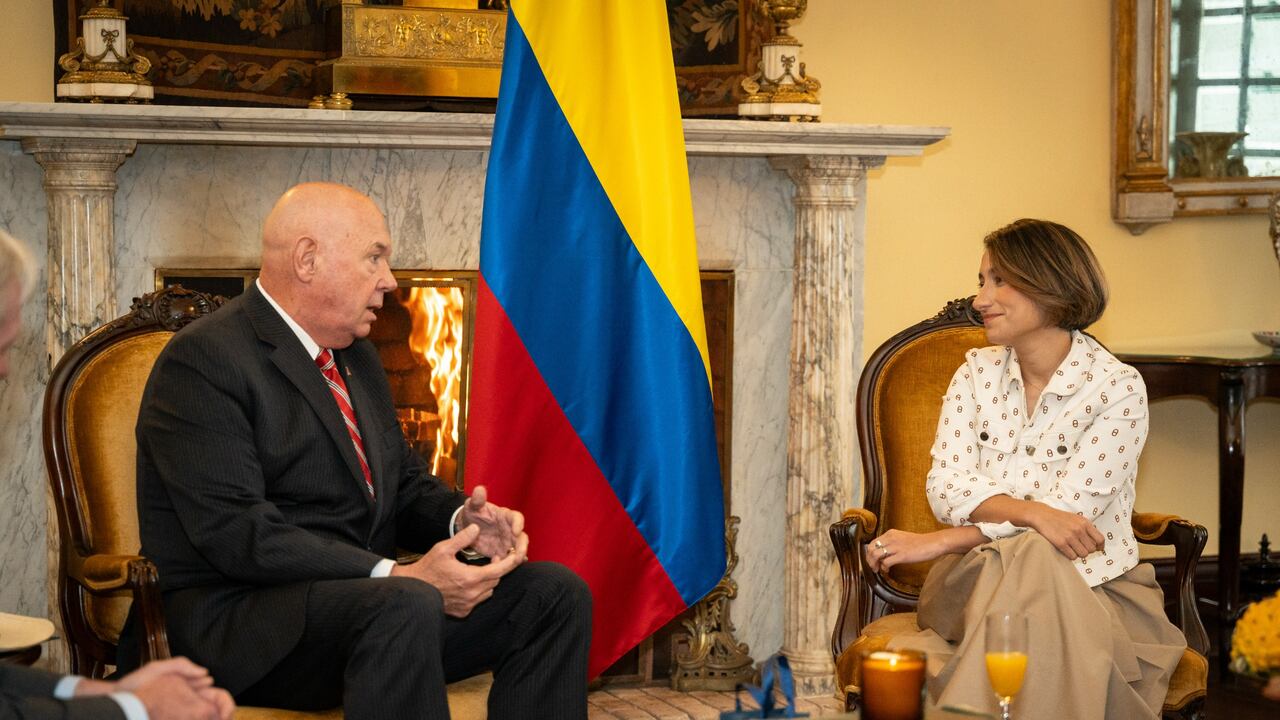 Canciller colombiana Laura Sarabia y el embajador encargado de Estados Unidos, John Mcnamara.