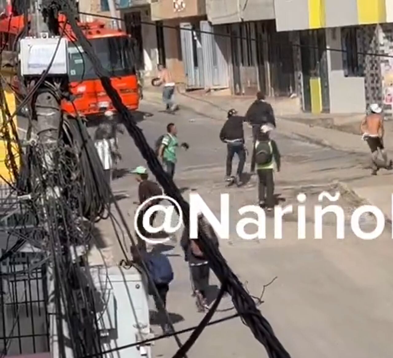 Algunos hinchas de Atlético Nacional persiguen para agredir a seguidores del Deportivo Pasto.