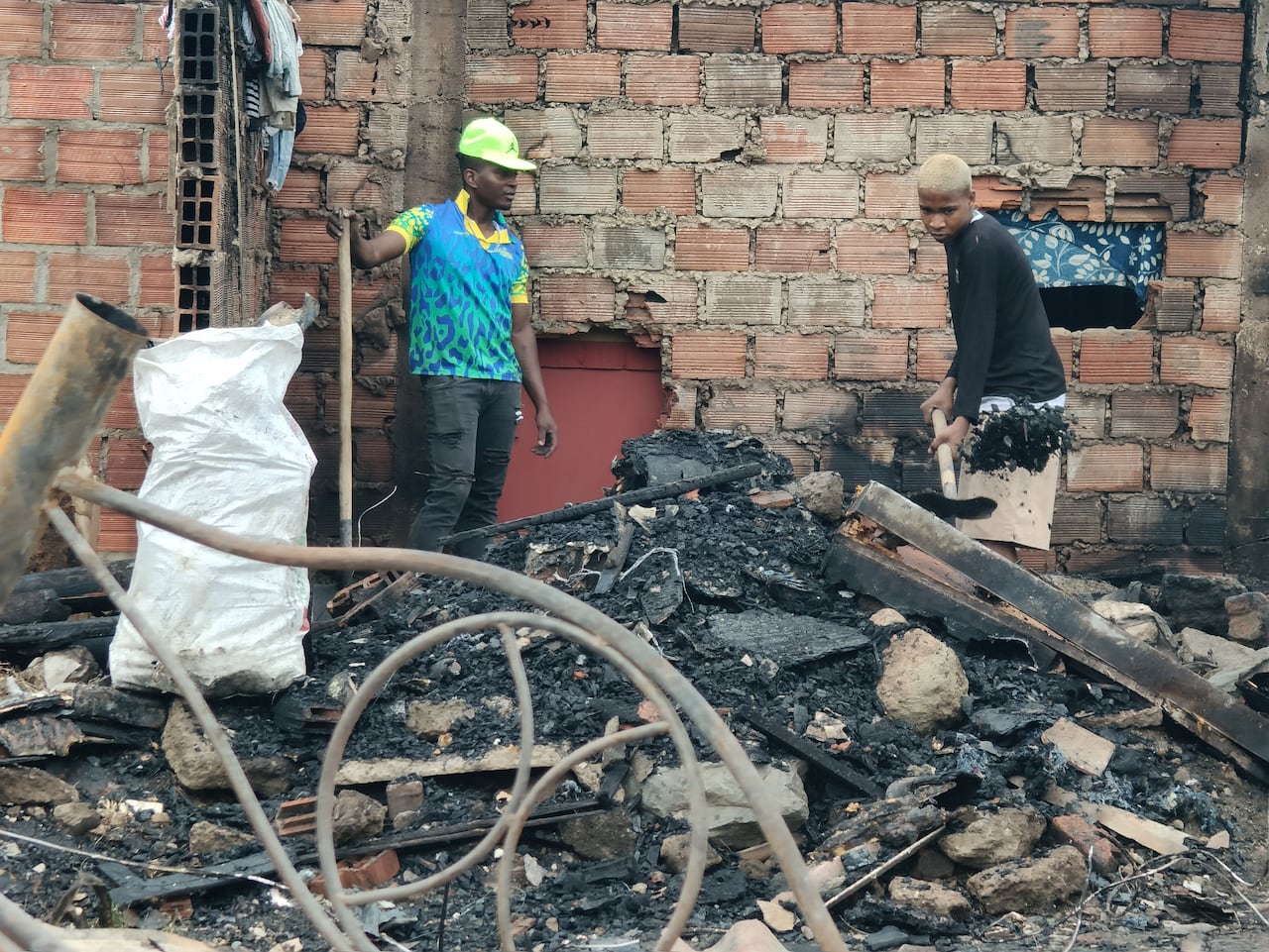 Cenizas quedaron del voraz incendio que consumió varias casas en el barrio El Pondaje de Cali. Foto Jorge Orozco