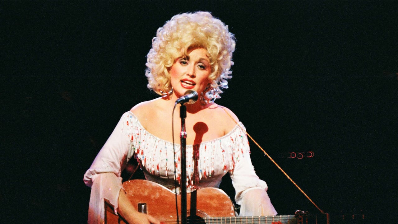 Dolly Parton en el escenario del Dominion Theatre, el 29 de marzo de 1983 en Londres, Reino Unido. Foto: Pete Still/Redferns.