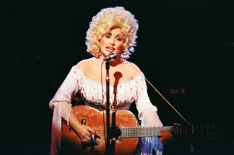 Dolly Parton en el escenario del Dominion Theatre, el 29 de marzo de 1983 en Londres, Reino Unido. Foto: Pete Still/Redferns.