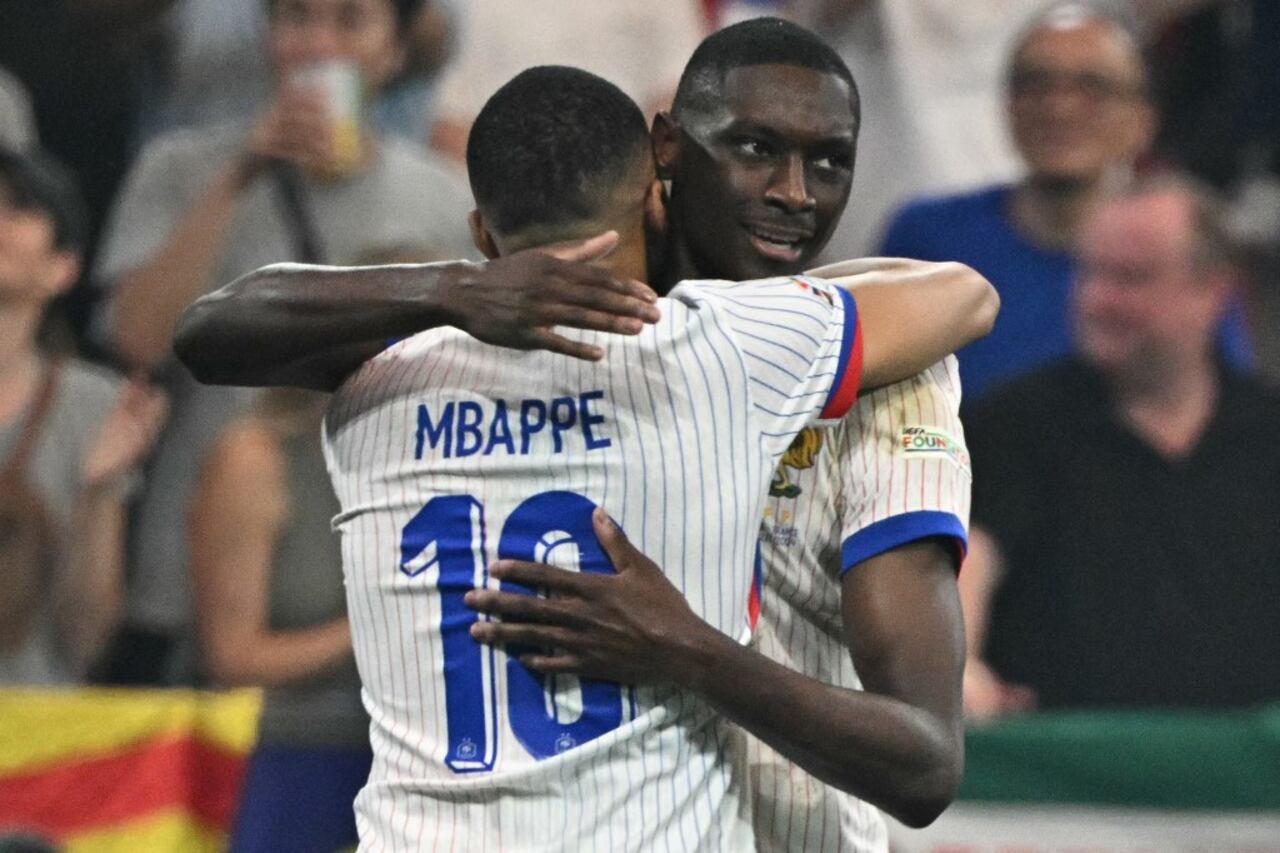 El delantero francés #12 Randal Kolo Muani celebra con su compañero #10 Kylian Mbappé después de marcar el primer gol de su equipo durante el partido de fútbol semifinal de la UEFA Euro 2024 entre España y Francia en el Munich Football Arena de Munich el 9 de julio de 2024. (Foto de JAVIER SORIANO/AFP)