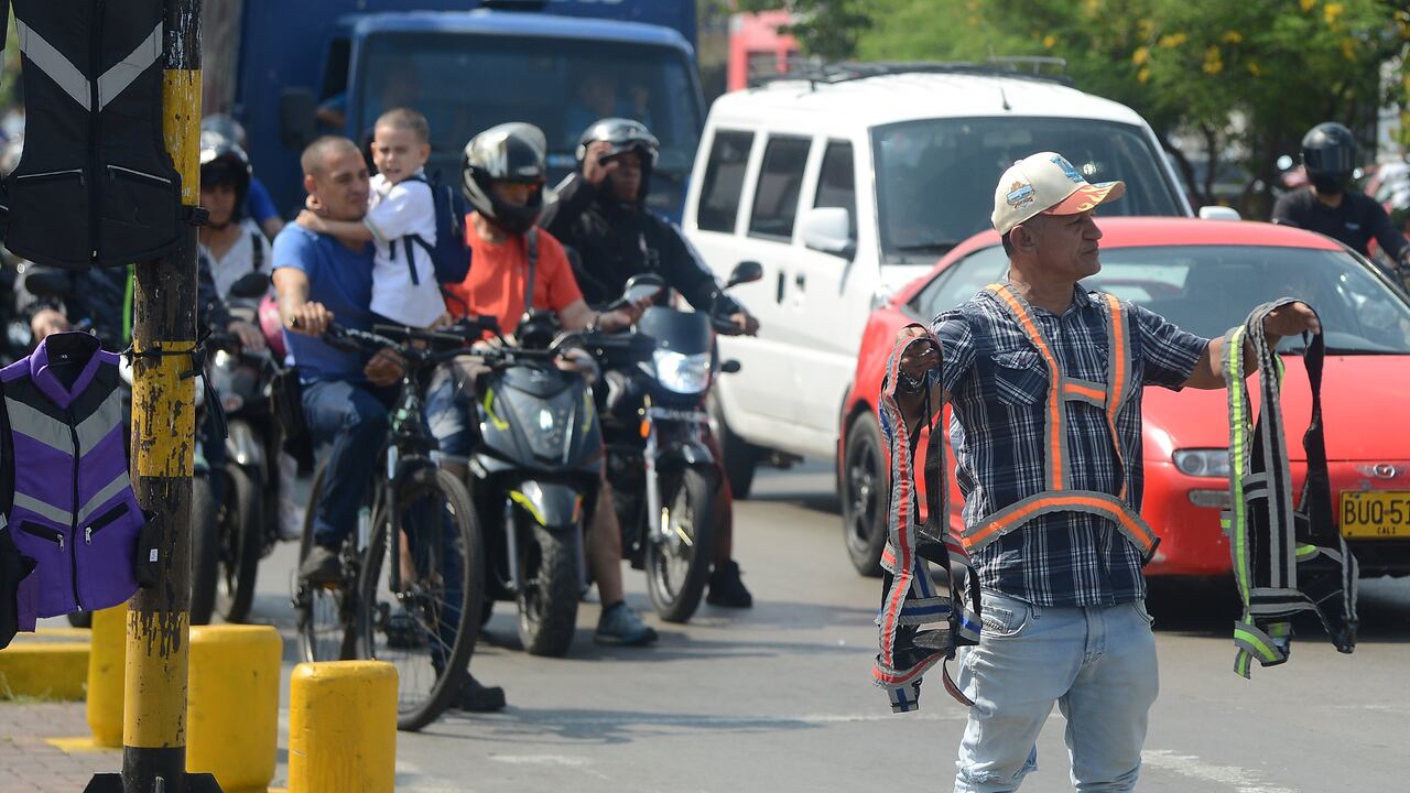 Cali: Operativos del tránsito contra motociclistas disparan ventas de chalecos y cintas reflectivas en los diferentes semáforos de la ciudad. Foto José L Guzmán. El País, enero 29-24