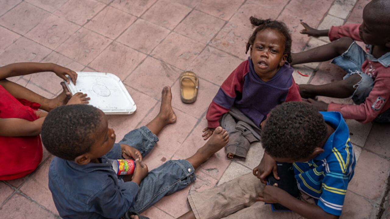 “La crisis de desnutrición coincide con un brote de cólera en curso, en el que casi la mitad de... los casos sospechosos son de niños menores de 14 años”, añadió.