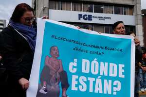 La gente asiste a una manifestación contra la desaparición de cuatro adolescentes que desaparecieron durante una operación militar hace dos semanas mientras jugaban al fútbol, en Quito, Ecuador, el 23 de diciembre de 2024.