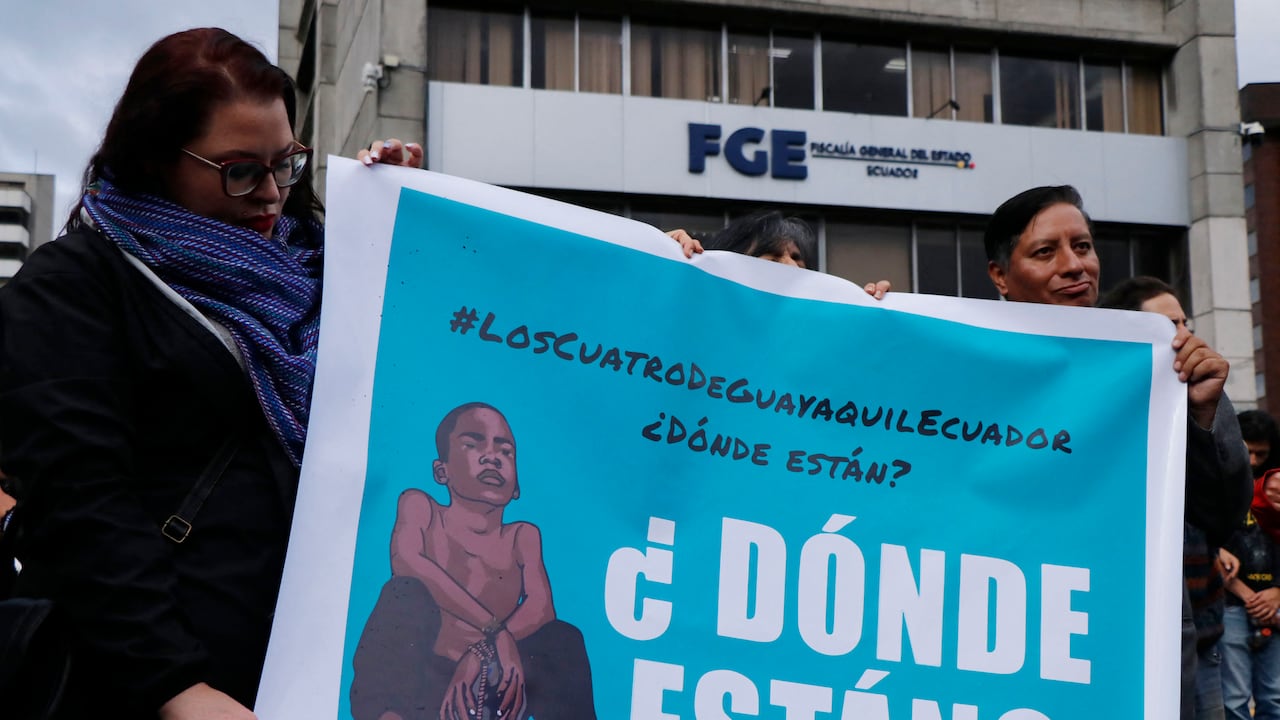 La gente asiste a una manifestación contra la desaparición de cuatro adolescentes que desaparecieron durante una operación militar hace dos semanas mientras jugaban al fútbol, en Quito, Ecuador, el 23 de diciembre de 2024.