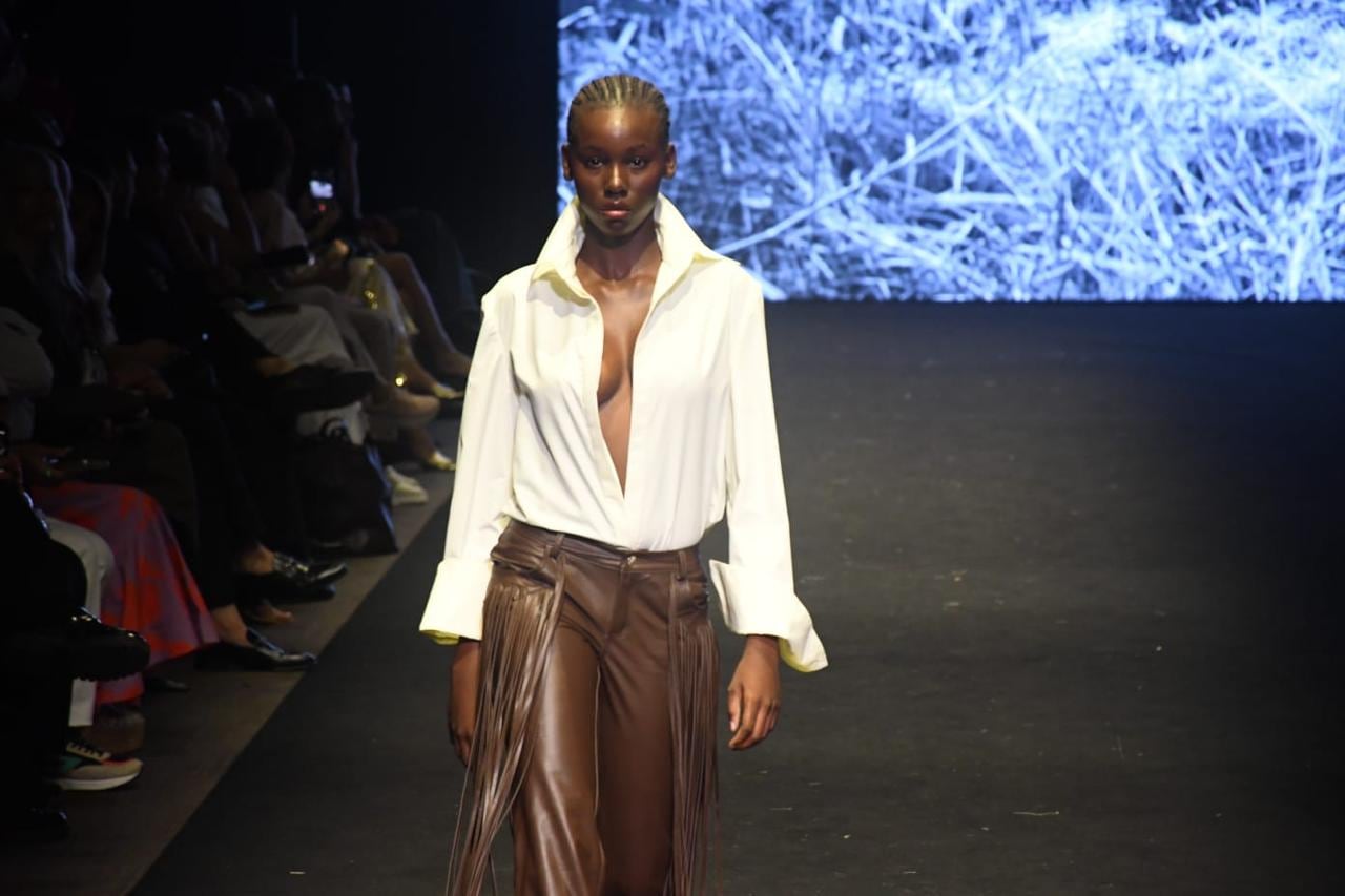 La maestría artesanal y el street style se encuentran en la nueva colección de Stevan Valencia. Una oda a la sofisticación femenina a través de cortes arquitectónicos y detalles perfectos.