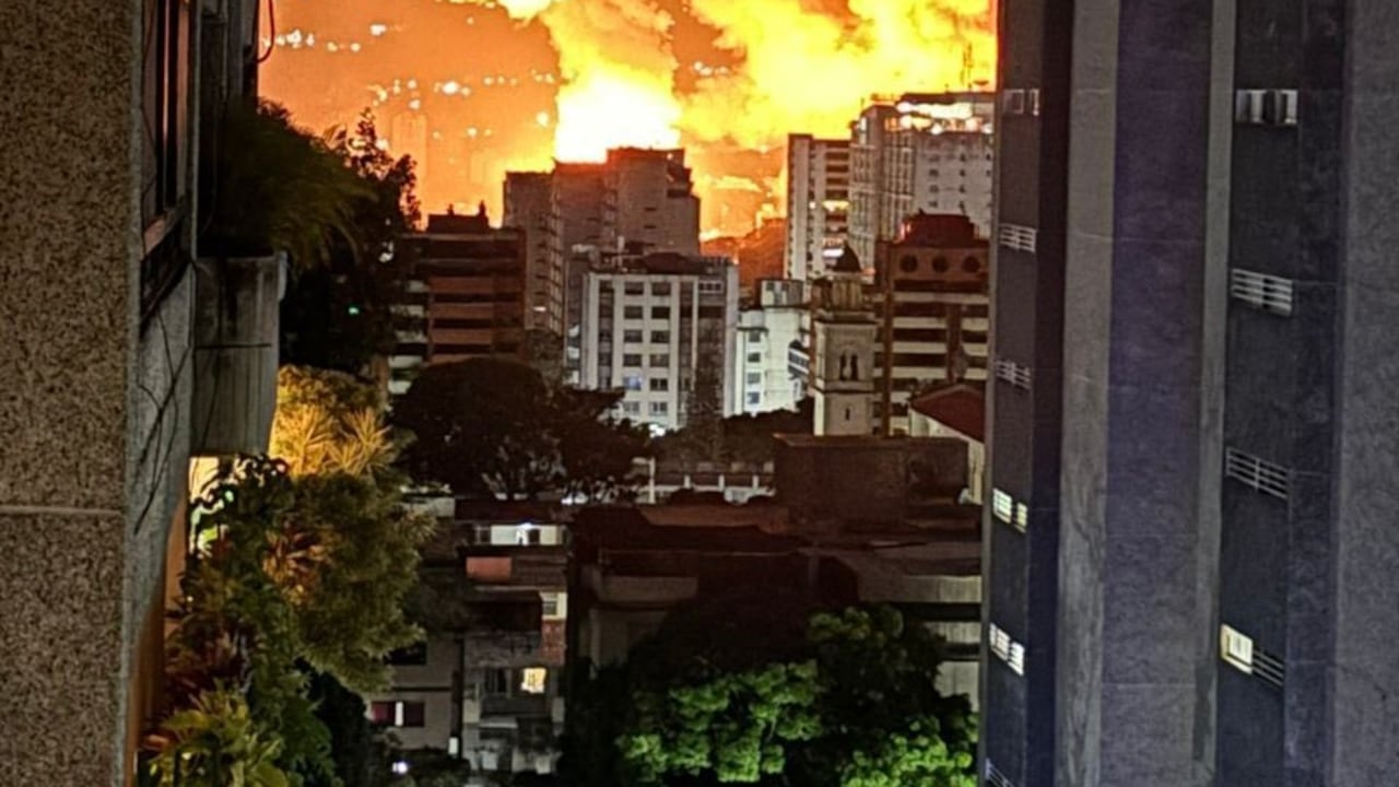 Habitantes de Caracas reportan explosiones desde tempranas horas de la madrugada de este 3 de enero de 2026. Los ataques se presentarían en otras ciudades de Venezuela